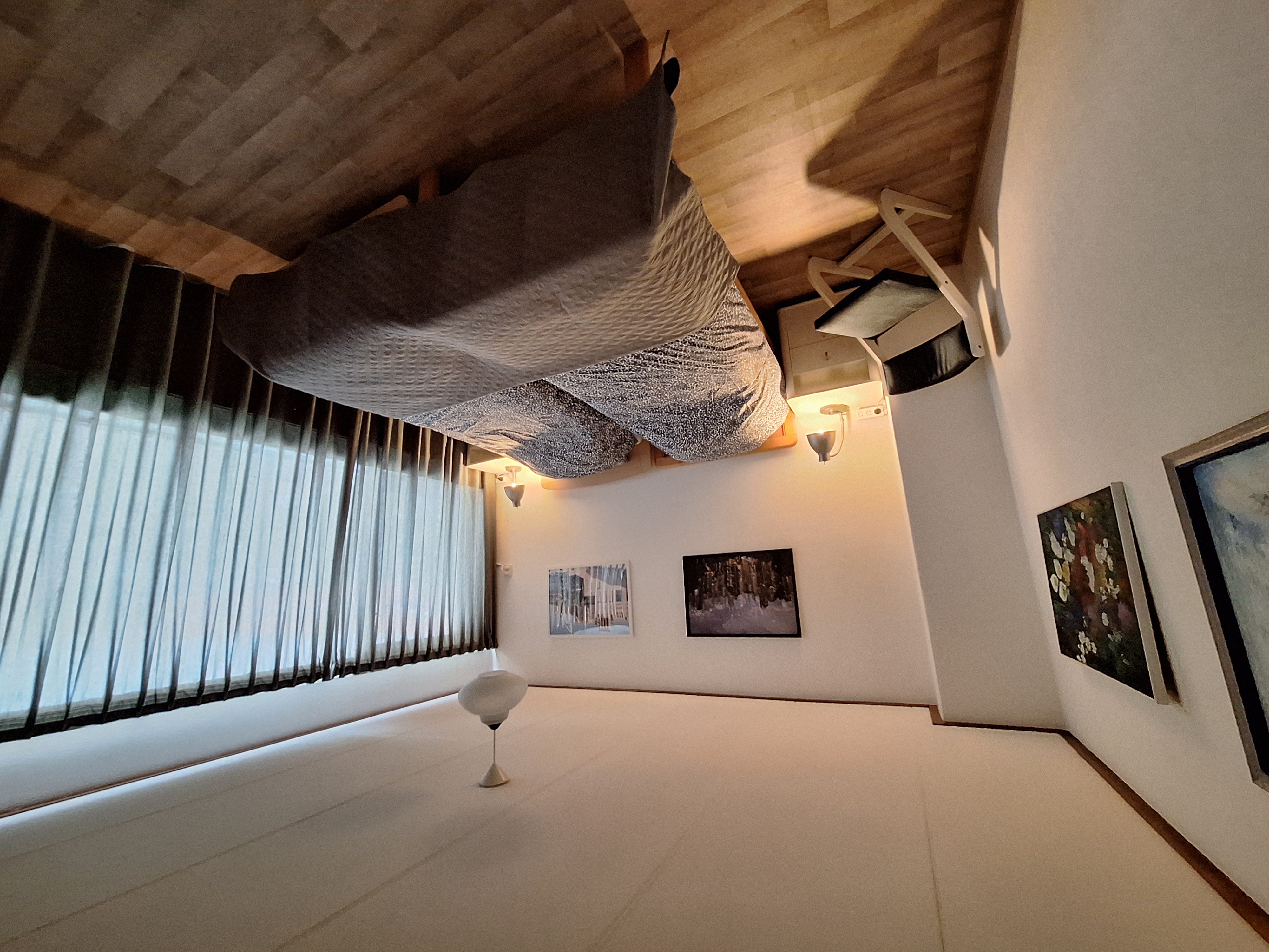 Grote slaapkamer achter met 2 aparte bedden